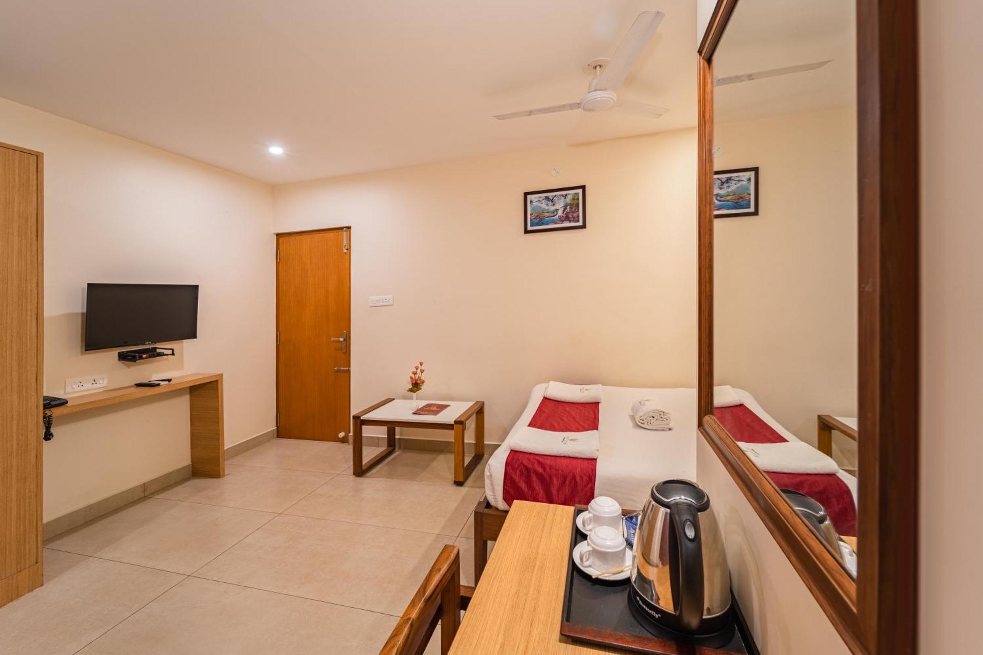 Hotel VI Park - City Centre Pondicherry Exterior foto